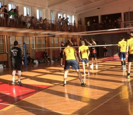 SIARKOWCY BEZ ZDOBYCZY PUNKTOWEJ – CENNA WYGRANA SIATKARZY Z RAKSZAWY