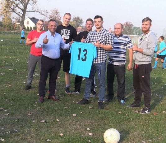 PREZENT DLA PIŁKARZY – NOWE STROJE PŁOMIENIA CHMIELÓW