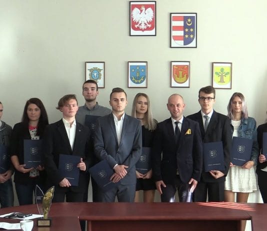 WSPARCIE DLA NAJZDOLNIEJSZYCH – STAROSTA PRZYZNAŁ STYPENDIA