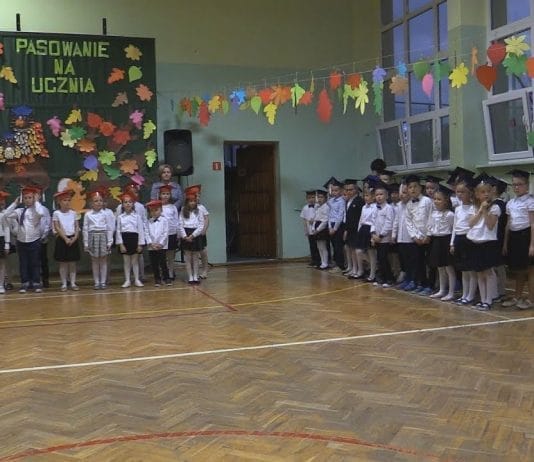 WSTĄPILI W SZKOLNE SZEREGI – UROCZYSTE PASOWANIE NA UCZNIA