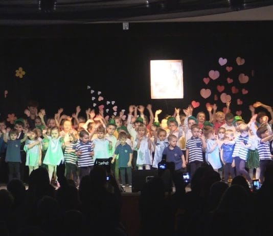 TARNOBRZEG: DZIECI Z „NIEZAPOMINAJKI” DLA BABCI I DZIADKA