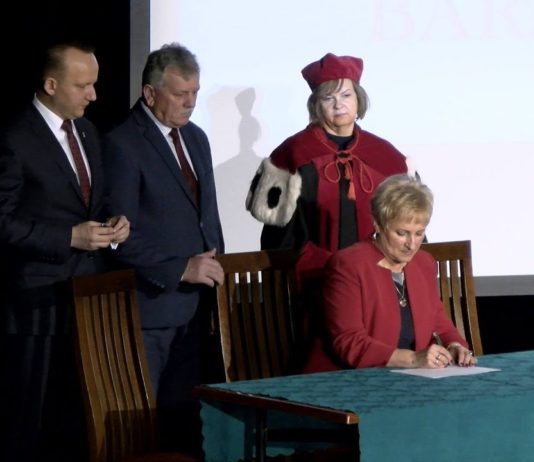 SENIORZY MAJĄ UNIWERSYTET – HISTORYCZNA CHWILA W BARANOWIE SANDOMIERSKIM