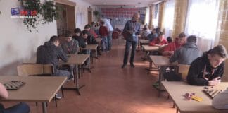 WSPÓLNA ZABAWA BEZ ELEKTRONIKI – W SKOPANIU GRALI W WARCABY