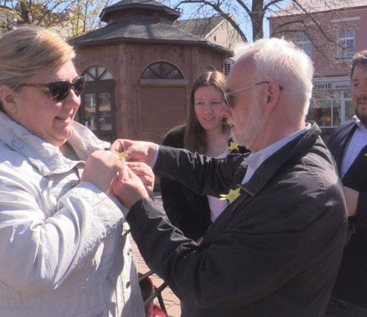 ROCZNICA POWSTANIA W GETCIE WARSZAWSKIM – ROZDAWALI ŻÓŁTE ŻONKILE