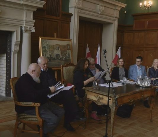 NIEZWYKŁYCH SPOTKAŃ CZAS – GWIAZDY CZYTAŁY W ZAMKU TARNOWSKICH