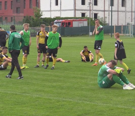 PIŁKARSKA TRAGEDIA W OSTATNICH SEKUNDACH – SIARKA SPADŁA Z II LIGI…