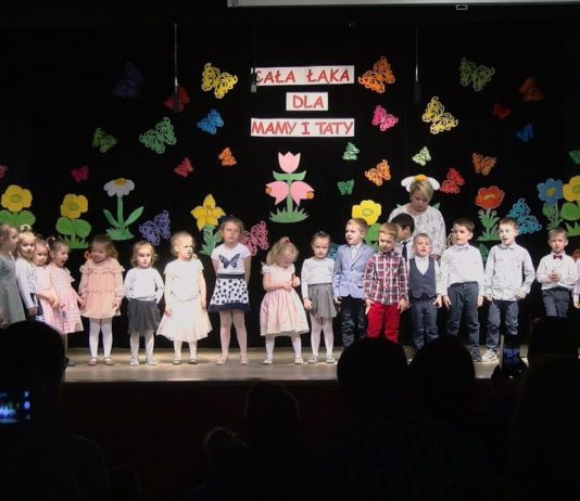 ŚWIĘTOWANIE W „NIEZAPOMINAJCE” – „KRASNALE” DLA MAMY I TATY