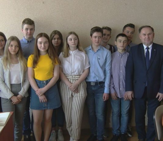 ROSNĄ PRZYSZLI PARLAMENTARZYŚCI – OGROMNY SUKCES MŁODZIEŻY Z SANDOMIERZA