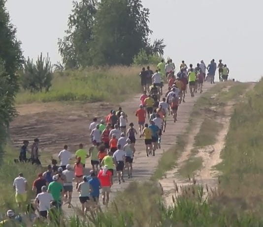 ZMAGANIA W TROPIKALNYCH WARUNKACH – BIEGI NAD JEZIOREM TARNOBRZESKIM