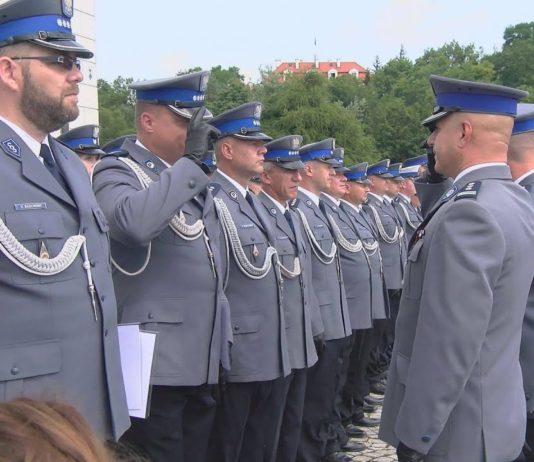 ODZNACZENIA, AWANSE I PIĘKNY ALBUM – ŚWIĘTO SANDOMIERSKIEJ POLICJI
