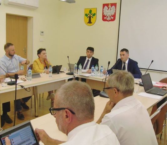 NOWA DĘBA: RADNI PRZYJĘLI DEKLARACJĘ PRZECIWKO IDEOLOGII LGBT