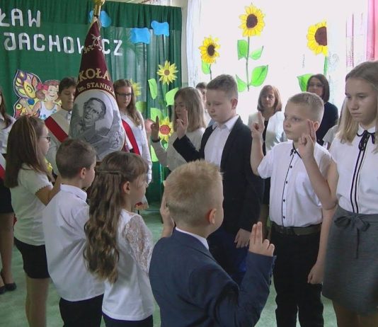 UROCZYSTOŚCI W FURMANACH – PIĘKNY SZTANDAR ZAGOŚCIŁ W SZKOLE