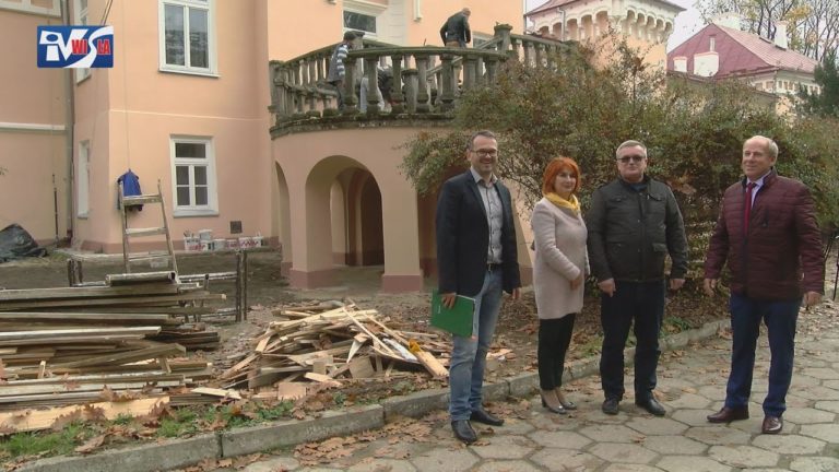INWESTUJĄ W ZABYTKOWE SCHODY – PAŁAC DOLAŃSKICH PIĘKNIEJE