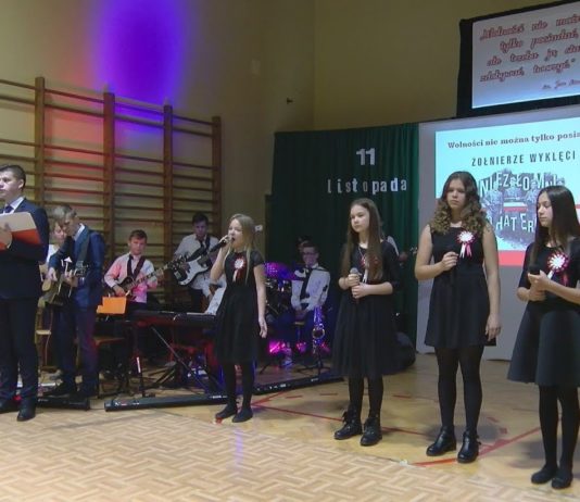 GRALI I ŚPIEWALI DLA NIEPODLEGŁEJ – PATRIOTYCZNY KONCERT W ŚLĘZAKACH