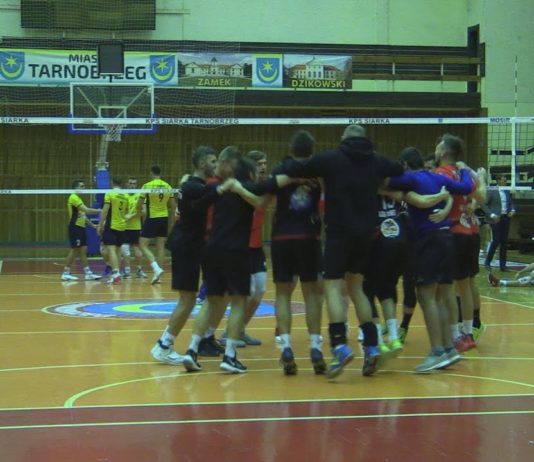 NIESPODZIEWANA PORAŻKA SIATKARZY SIARKI – PIERWSZE ZWYCIĘSTWO KU AZS UR RZESZÓW
