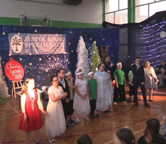 CHOINKA ŻYCZEŃ Z GWIAZDĄ – MIECZYSŁAW SZCZEŚNIAK W TARNOBRZEGU