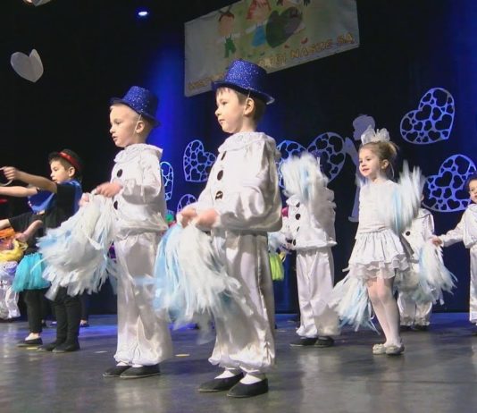 PRZEDSZKOLAKI NIOSĄ POMOC – WSZYSTKIE DZIECI NASZE SĄ