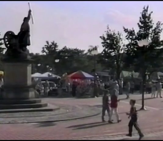 TARNOBRZEG 1998: UROCZYSTE OTWARCIE PLACU BARTOSZA GŁOWACKIEGO