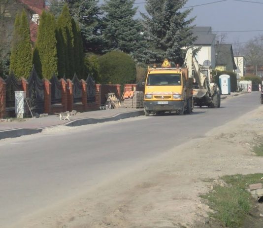 DROGA DOCZEKAŁA SIĘ MODERNIZACJI – W GORZYCACH INWESTUJĄ