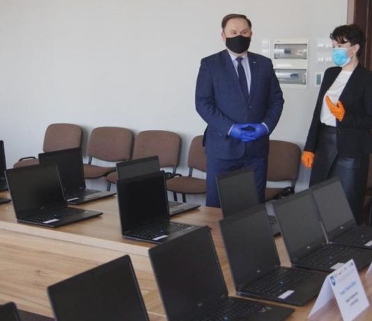 WSPIERAJĄ ZDALNE NAUCZANIE – LAPTOPY DLA UCZNIÓW Z KOPRZYWNICY