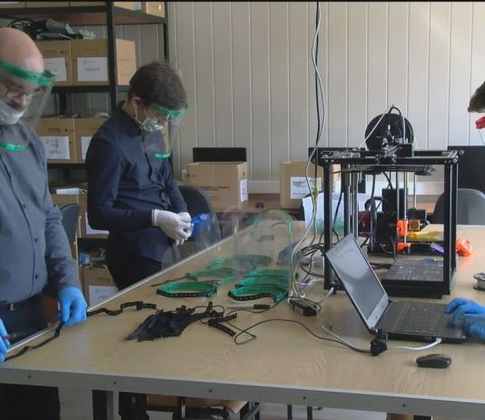 UCZNIOWIE I NAUCZYCIELE POMAGAJĄ – W GORZYCACH TWORZĄ PRZYŁBICE OCHRONNE