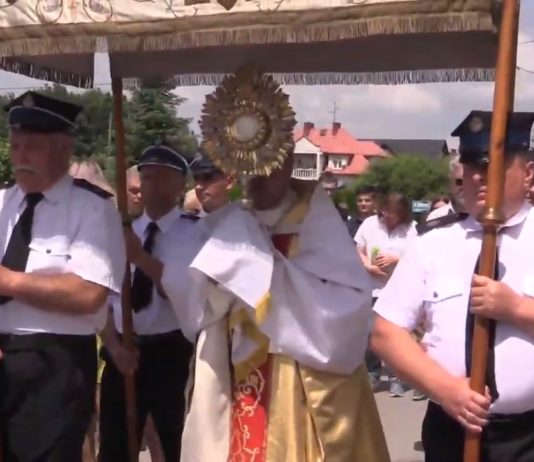 PROCESJA ULICAMI OSIEDLA – BOŻE CIAŁO W MIECHOCINIE