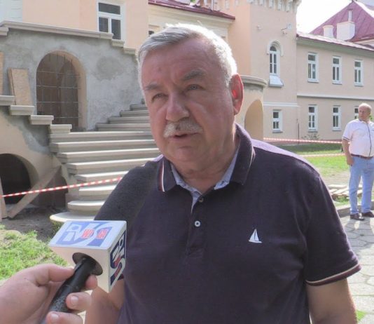 ZABYTKOWY PAŁAC NABIERA BLASKU – INWESTYCJE W GRĘBOWIE ZGODNIE Z PLANEM