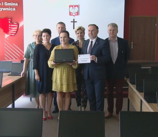 KOPRZYWNICA: PRZEKAZANO KOLEJNE KOMPUTERY DLA PLACÓWEK OŚWIATOWYCH