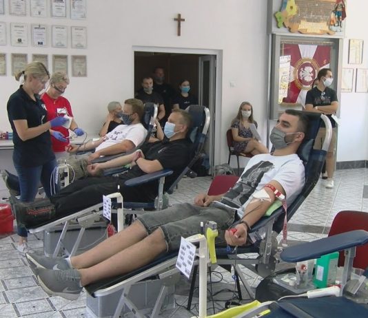 PODZIELILI SIĘ BEZCENNYM DAREM – STRAŻACY PROMUJĄ ODDAWANIE KRWI