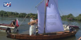 CHRZEST TRADYCYJNEJ DREWNIANEJ ŁODZI – „WIENIAWA” JUŻ PŁYWA PO WIŚLE