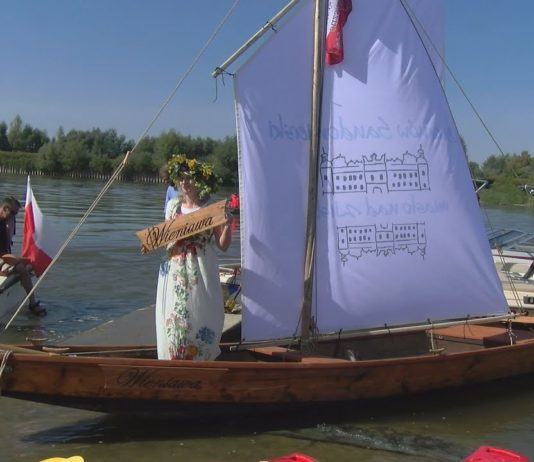 CHRZEST TRADYCYJNEJ DREWNIANEJ ŁODZI – „WIENIAWA” JUŻ PŁYWA PO WIŚLE