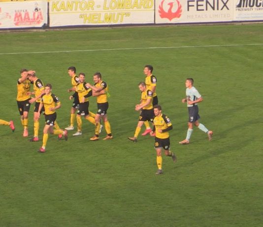 PIŁKARZE SIARKI WYWALCZYLI ZWYCIĘSTWO – CENNA WYGRANA Z AVIĄ ŚWIDNIK