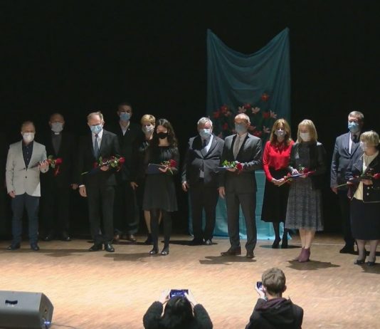 DZIEŃ EDUKACJI NARODOWEJ – STAROSTOWIE NAGRODZILI NAUCZYCIELI