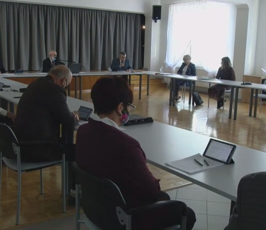 O BUDŻECIE NA SESJI – W GRĘBOWIE REALIZUJĄ KOLEJNE ZADANIA