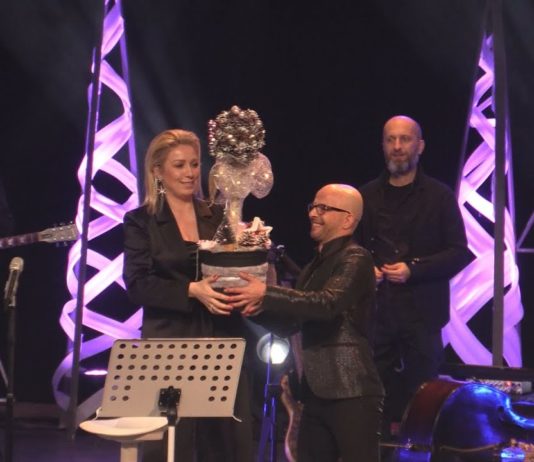 CHOINKA ŻYCZEŃ NIESIE POMOC – KOLĘDOWANIE Z KASIĄ CEREKWICKĄ