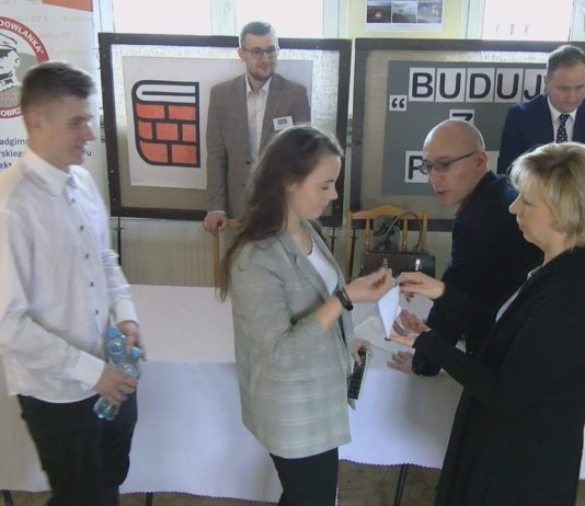 RODZICE KONTRA BURMISTRZ SANDOMIERZA – AWANTURA O SZKOŁĘ PODSTAWOWĄ NR 2