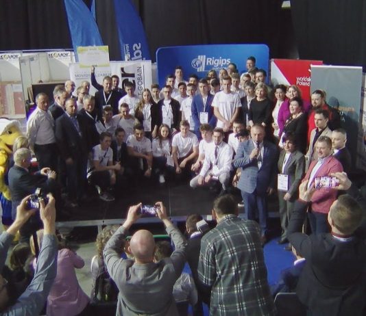 SPOTKANIE Z POEZJĄ W MIECHOCINIE – „SZÓSTKA” PROMUJE CZYTELNICTWO