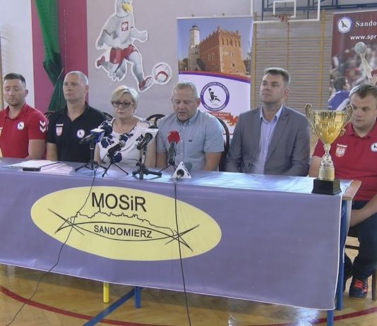 POŁĄCZYŁY ICH DRZEWA – NADLEŚNICTWO NOWA DĘBA ROZDAWAŁO SADZONKI