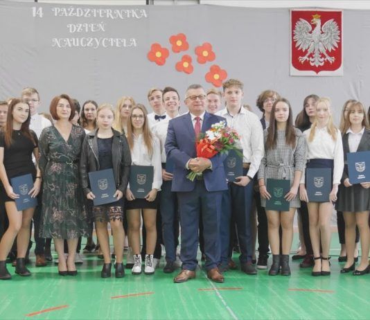 WRĘCZYLI NAGRODY I STYPENDIA – ŚWIĘTO OŚWIATY W GRĘBOWIE