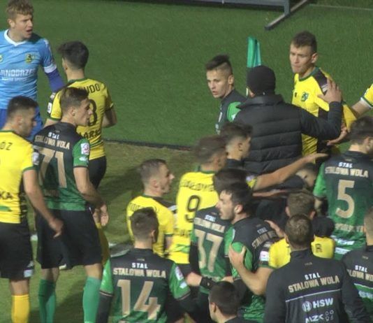 PUCHAROWE DERBY W STALOWEJ WOLI – SIARKA PRZEGRAŁA W RZUTACH KARNYCH