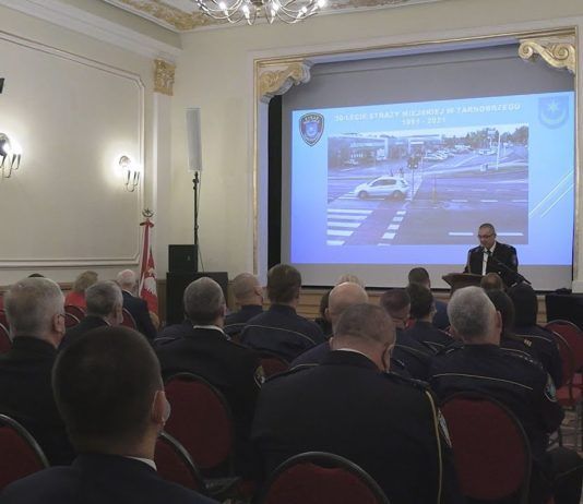 TRZY DEKADY STRAŻY MIEJSKIEJ – JUBILEUSZ W TARNOBRZESKIM DOMU KULTURY