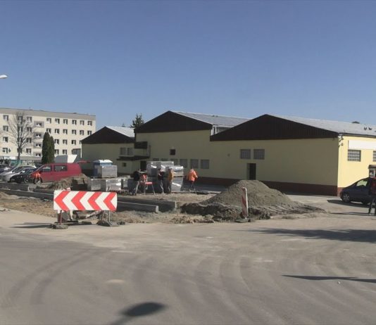 INWESTYCJE PRZY HALI TARGOWEJ – CENTRUM NOWEJ DĘBY ZMIENIA OBLICZE