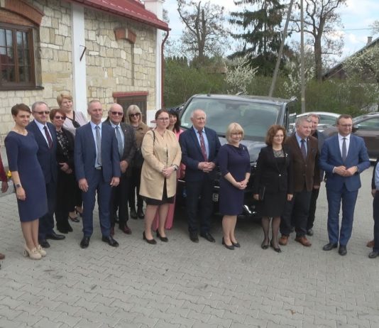 WSPARCIE DLA OSÓB NIEPEŁNOSPRAWNYCH – W ZAWICHOŚCIE PRZEKAZALI SAMOCHÓD