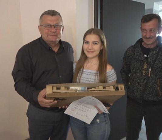 W GMINIE GRĘBÓW DBAJĄ O OŚWIATĘ – UCZNIOWIE ODEBRALI LAPTOPY