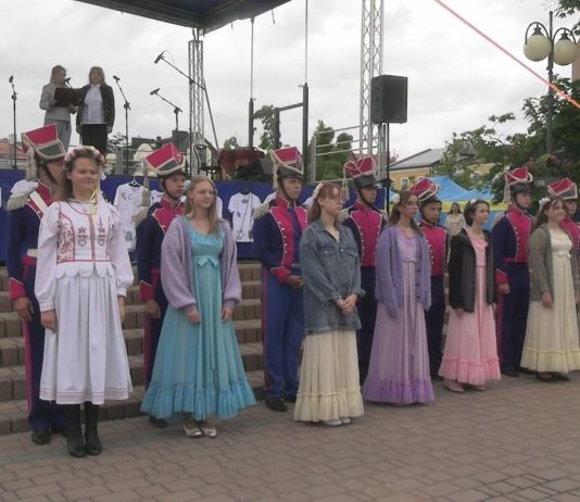 UROCZYSTY POLONEZ I WSPÓLNE CZYTANIE – „OŻYWIONA BIBLIOTEKA” W TARNOBRZEGU