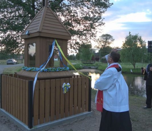 ODNOWILI KAPLICZKĘ I ZAKUPILI FIGURĘ – W WYDRZY UPAMIĘTNILI JUBILEUSZ PARAFII