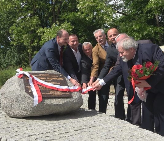 UPAMIĘTNILI ODNOWICIELA ZAMKU – UROCZYSTOŚĆ W BARANOWIE SANDOMIERSKIM