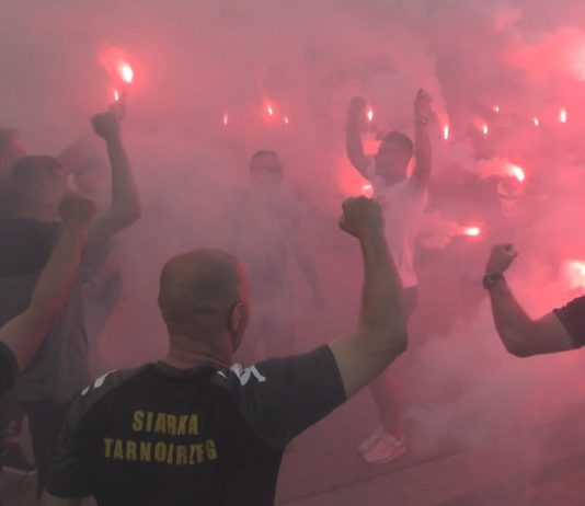 W TARNOBRZEGU ŚWIĘTUJĄ AWANS – KIBICE POWITALI PIŁKARZY SIARKI