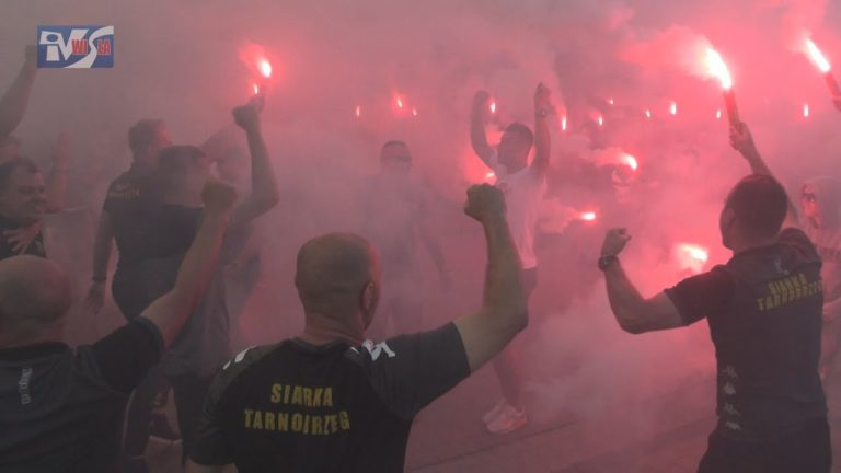 W TARNOBRZEGU ŚWIĘTUJĄ AWANS – KIBICE POWITALI PIŁKARZY SIARKI