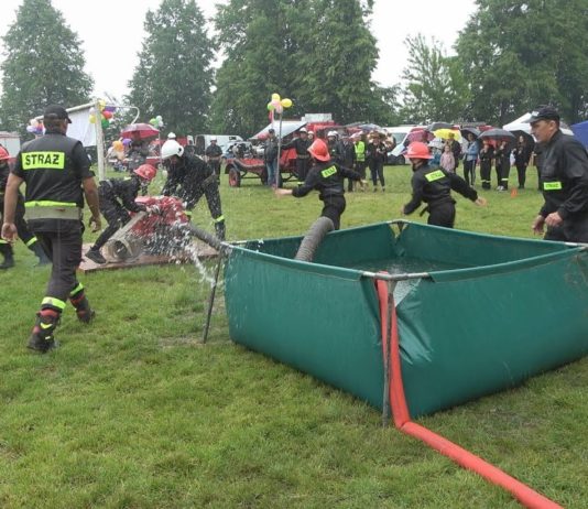 ZAWODY POWRÓCIŁY PO WIELU LATACH – STRAŻACY RYWALIZOWALI W ZAWICHOŚCIE